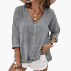 Blouse vert sauge portée de trois quarts, silhouette complète