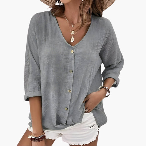 Blouse vert sauge portée de trois quarts, silhouette complète