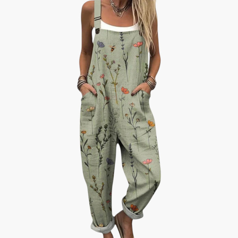 Femme portant une combinaison salopette à imprimé floral avec jambes larges et bretelles réglables