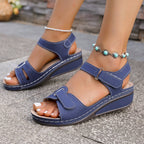Sandales compensées à double bride ajustable bleu pour femme