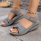 Sandales compensées à double bride ajustable gris pour femme