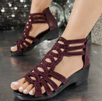 Sandales compensées à motif ajouré et strass bordeaux pour femme