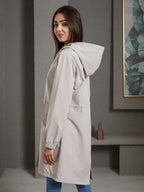 Trench long à capuche et poches pour femme – vue 2