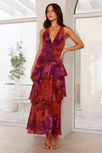 Femme portant la robe maxi, vue trois-quarts