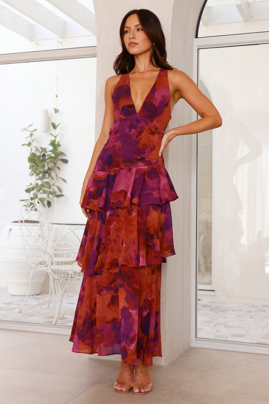 Femme portant la robe maxi, vue trois-quarts