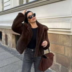 Veste courte fausse fourrure col classique pour femme