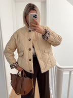 Veste courte matelassée à manchettes léopard beige pour femme