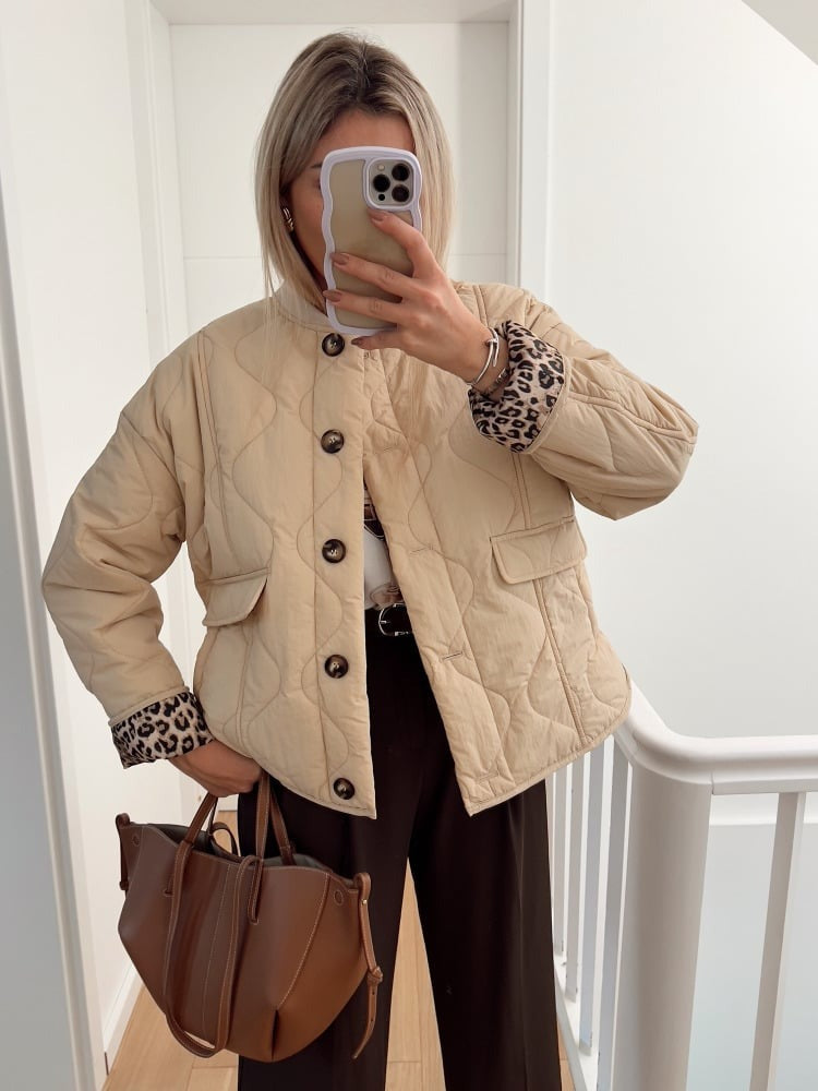 Veste courte matelassée à manchettes léopard beige pour femme
