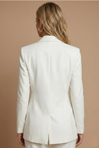 Détail du blazer croisé avec boutons dorés et revers crantés