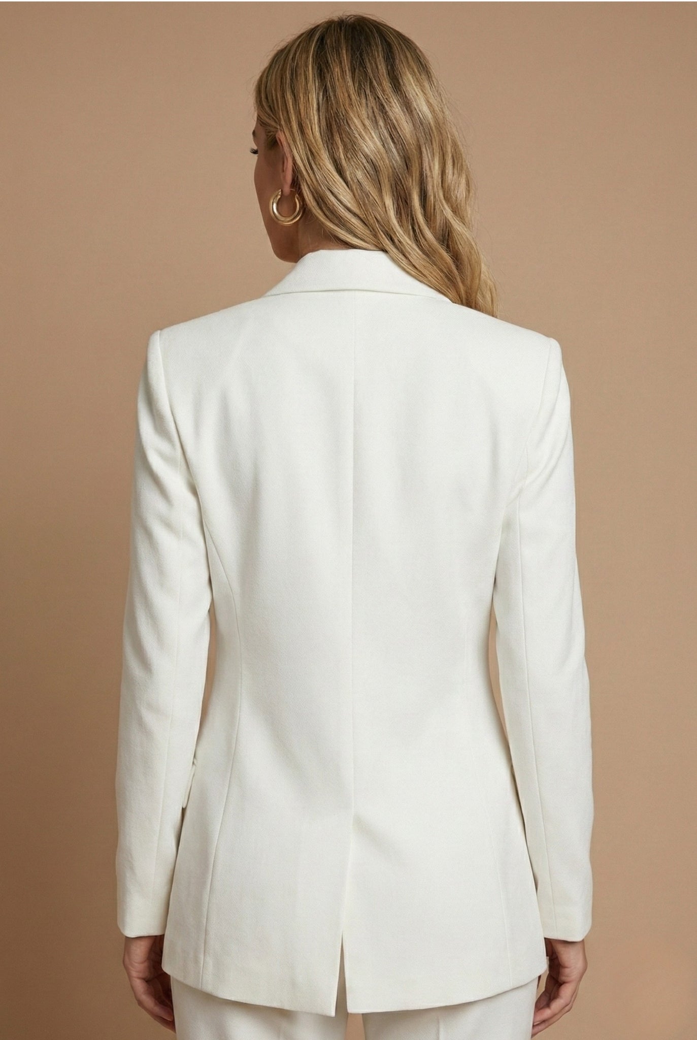 Détail du blazer croisé avec boutons dorés et revers crantés
