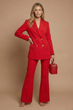Femme de dos présentant la coupe du blazer et la ligne du pantalon