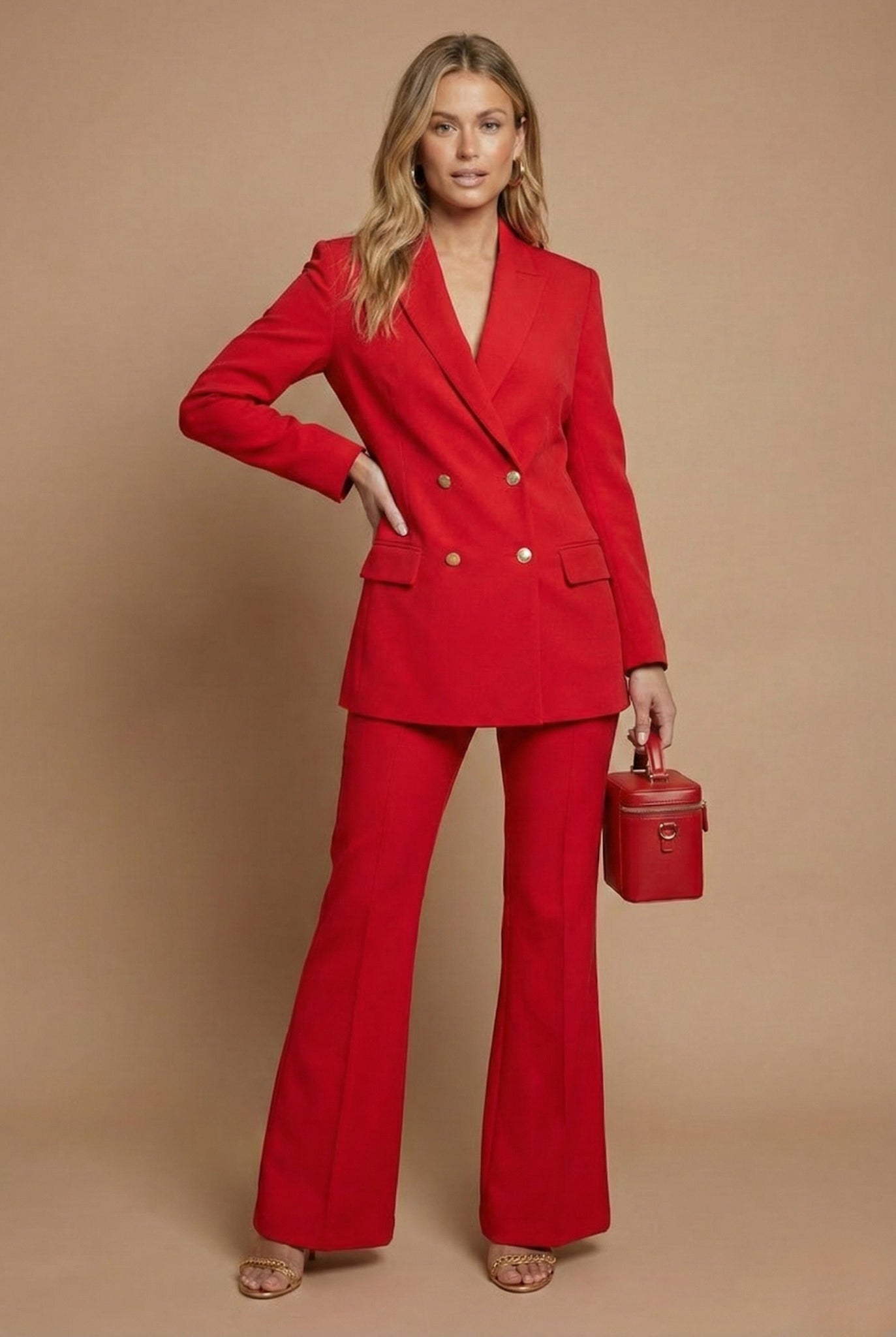 Femme de dos présentant la coupe du blazer et la ligne du pantalon