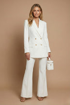 Femme portant l'ensemble blazer croisé et pantalon évasé taille haute, vue de face