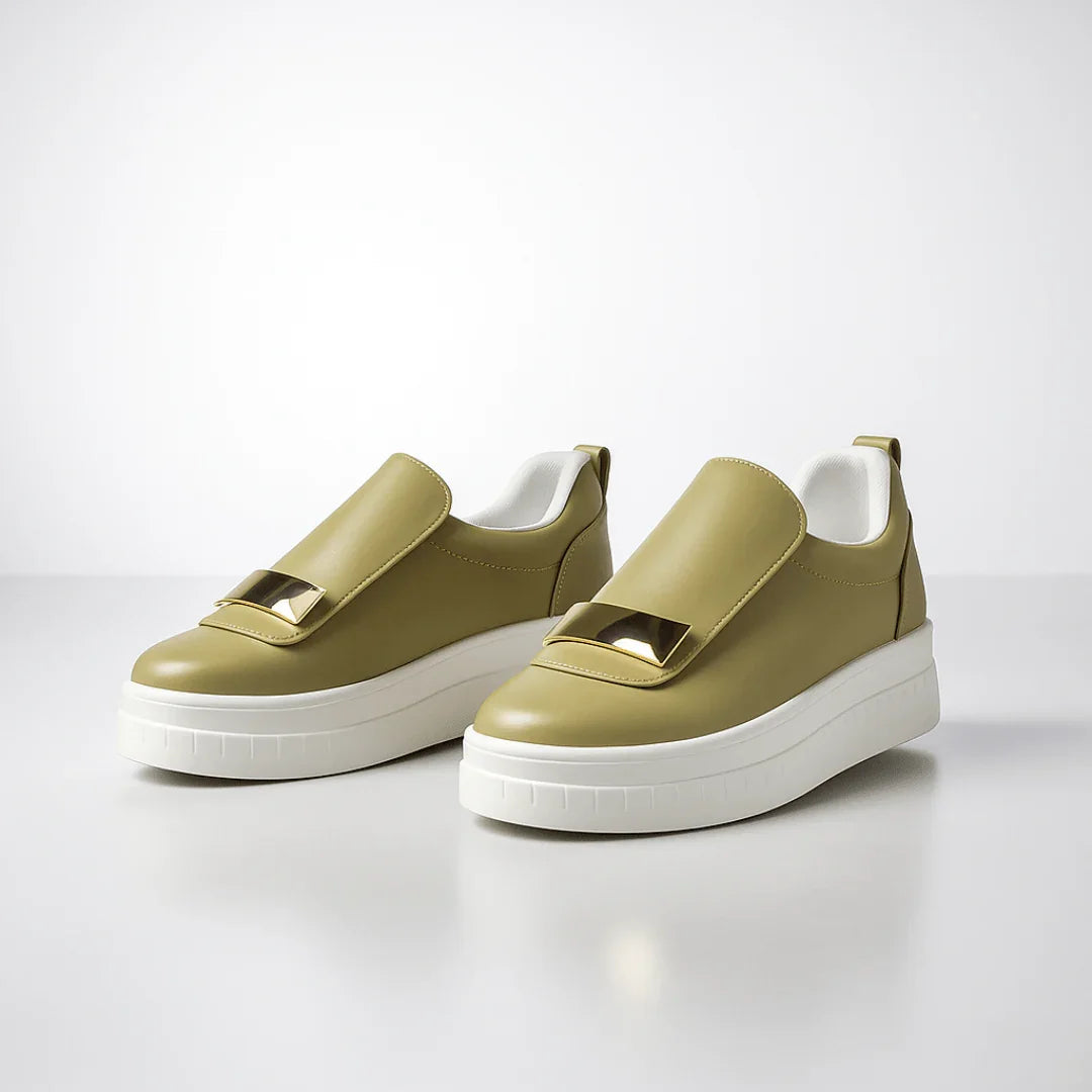 Mocassins plateforme, gros plan de la tige en cuir lisse