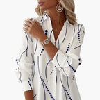 Détail du col chemise imprimé et boutonnure avant