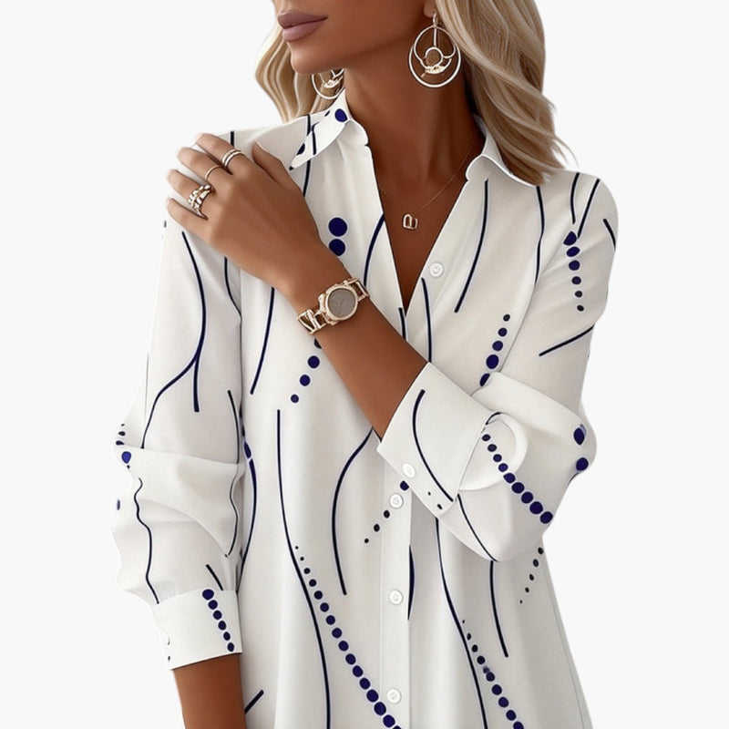 Détail du col chemise imprimé et boutonnure avant