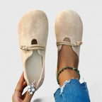 Mocassins beige femme vue de face avec sangle tressée