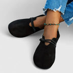 Détail de la sangle tressée nouée sur le mocassin