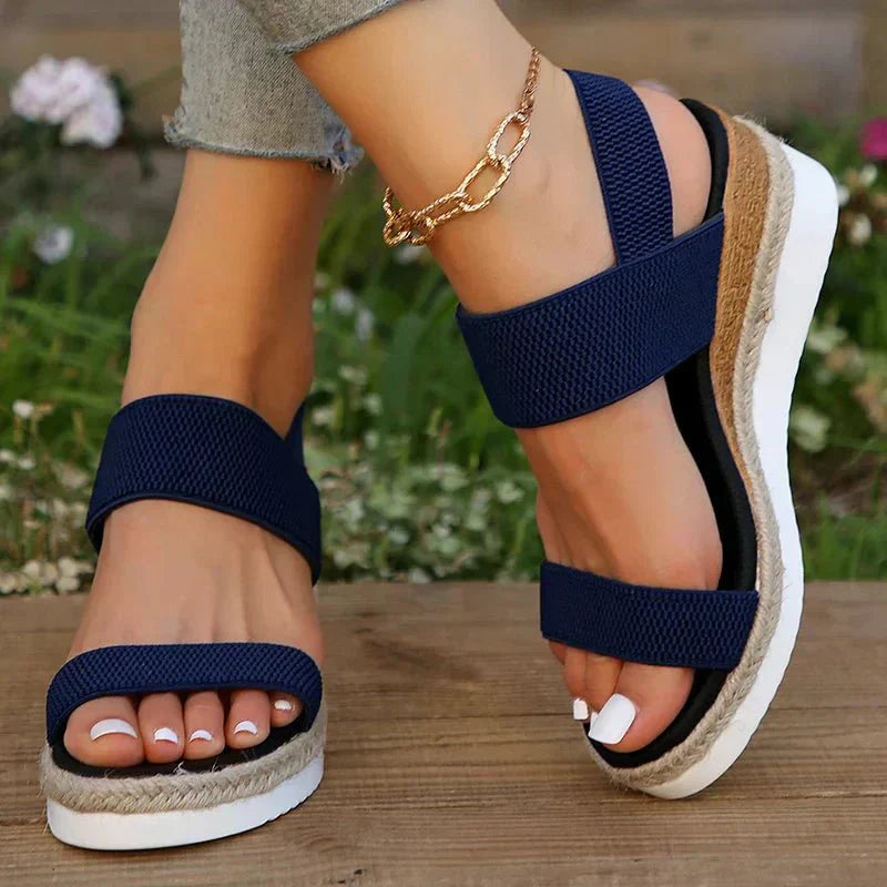 Espadrille portée, vue latérale en position debout