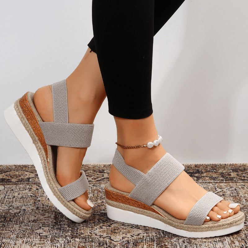 Angle 3/4 avant de la sandal avec plateforme