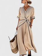Femme portant robe longue fluide col V avec détail torsadé, vue de face