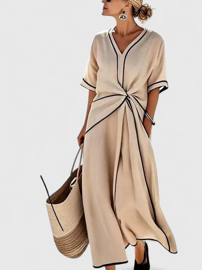 Femme portant robe longue fluide col V avec détail torsadé, vue de face