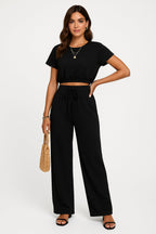 Détail du crop top avec ourlet élastiqué et manches courtes