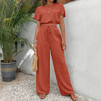 Femme de dos portant l'ensemble crop top et pantalon