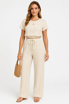 Femme portant l'ensemble crop top et pantalon large coordonné, vue de face