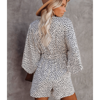 Détail de l'imprimé animalier monochrome sur le tissu