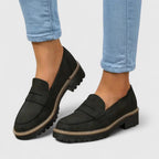 Mocassin noir femme vue de face avec semelle épaisse