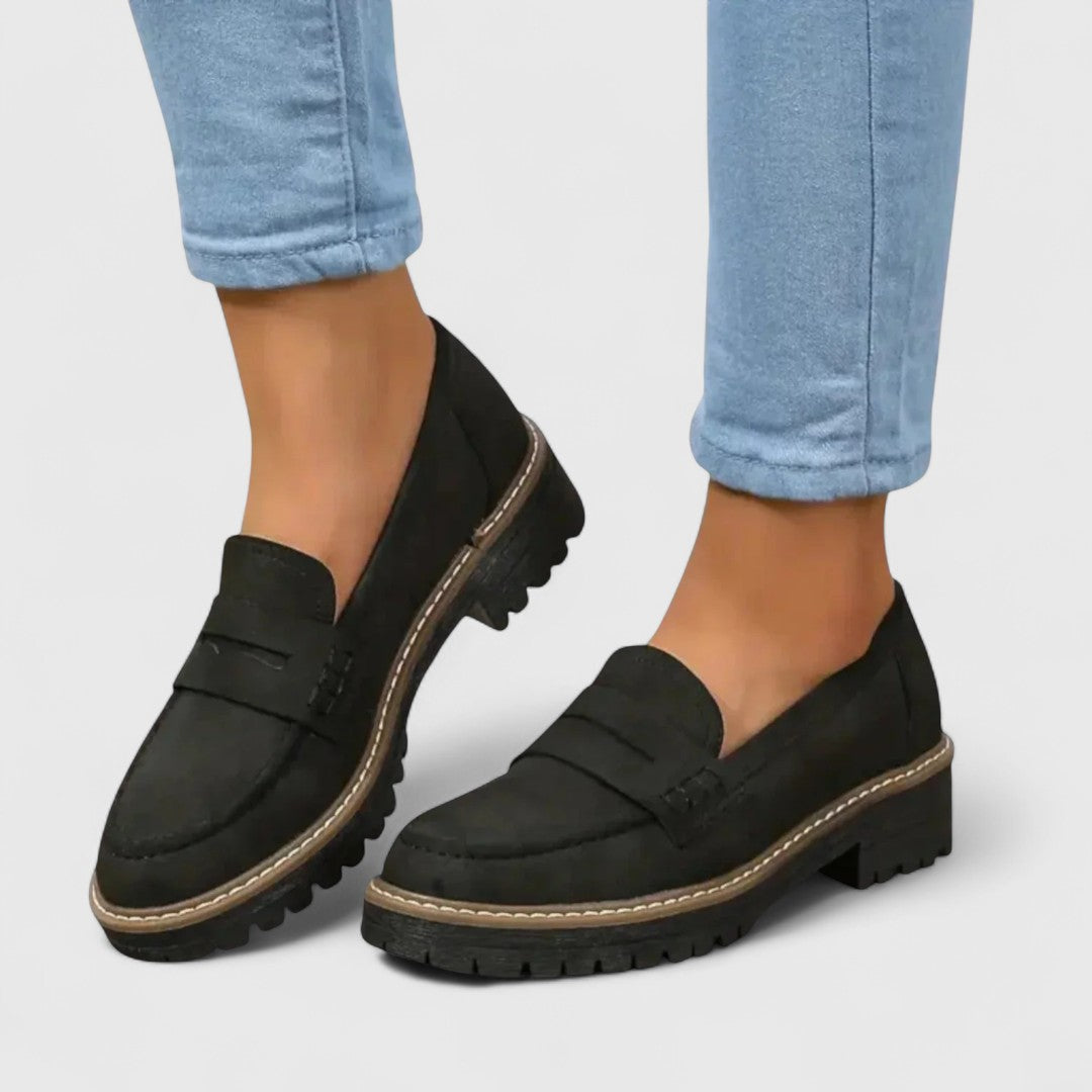 Mocassin noir femme vue de face avec semelle épaisse