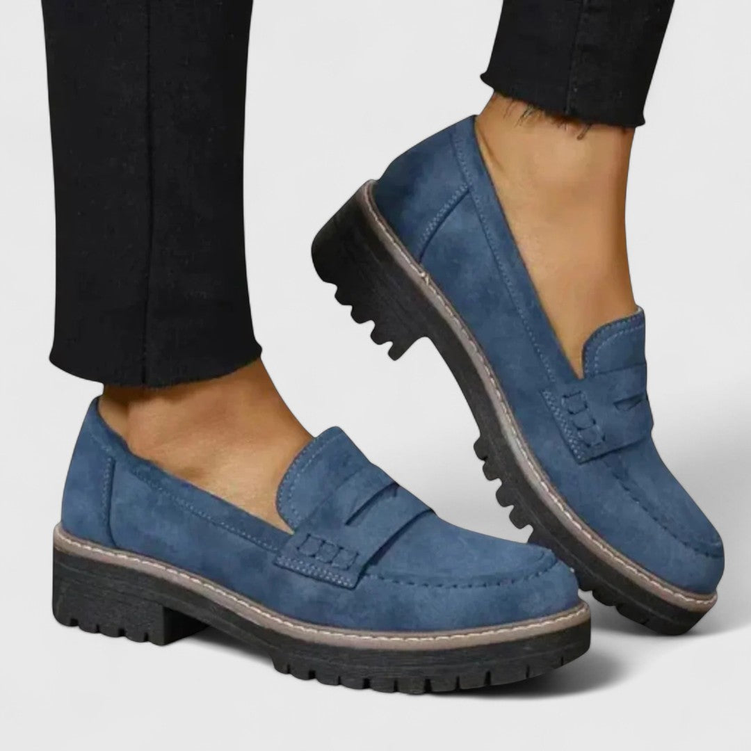 Mocassin porté de profil montrant la semelle crantée