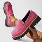 Détail des surpiqûres contrastées sur mocassin noir