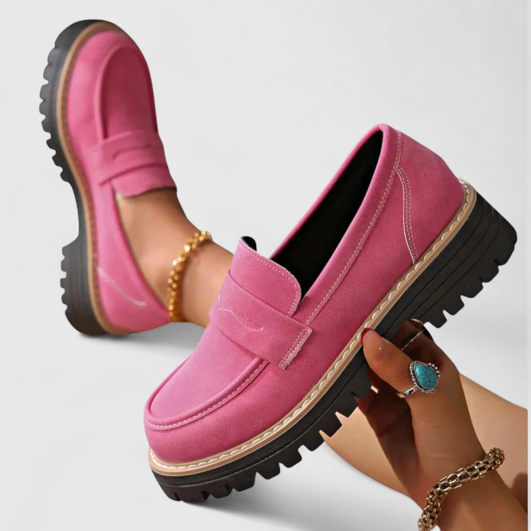 Détail des surpiqûres contrastées sur mocassin noir