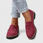 Mocassin noir posé de trois-quarts sur fond blanc