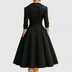 Robe en position trois-quarts montrant l'ensemble de la coupe