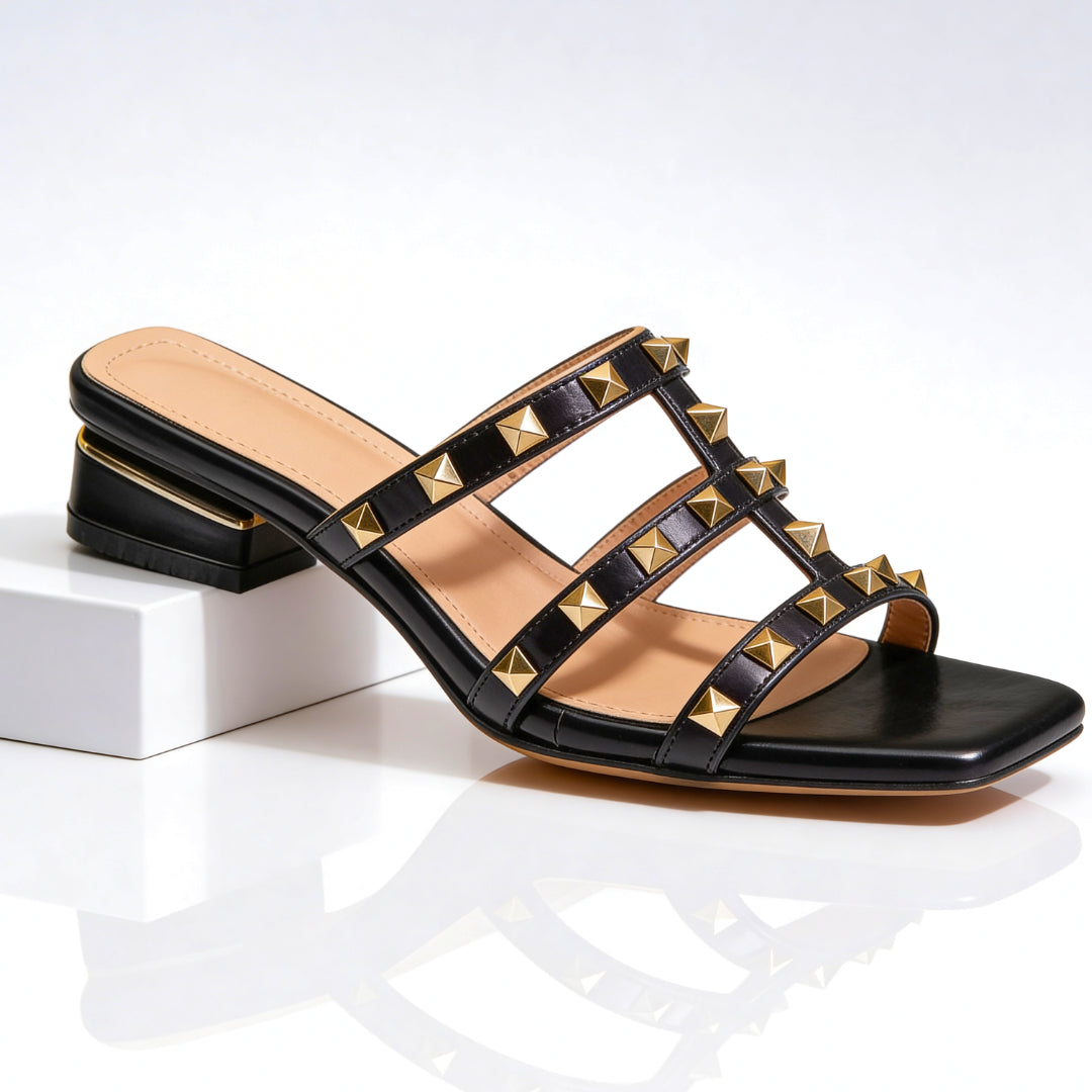 Mule noire en cuir avec talon carré et clous dorés, vue de face