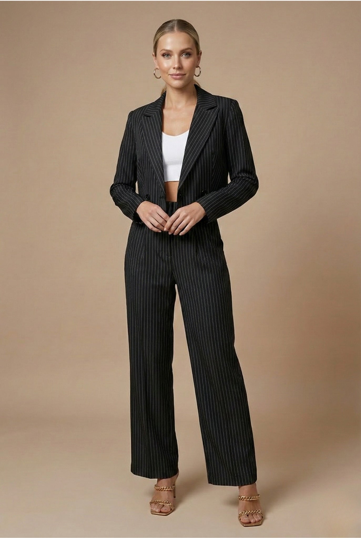 Femme portant l'ensemble blazer et pantalon large à rayures fines, vue de face