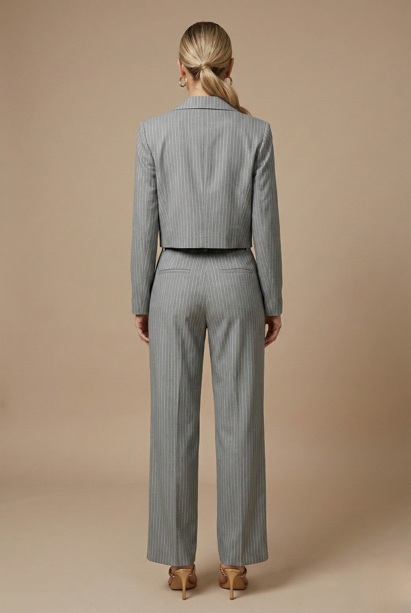 Vue arrière de l'ensemble blazer et pantalon, pose trois-quarts