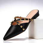 Mules plates en cuir noir avec clous dorés, vue de face