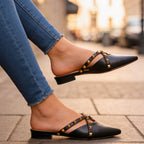Mules cloutées en contexte de tenue, style polyvalent