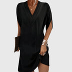 Robe courte noire col V portefeuille manches chauve-souris vue de face