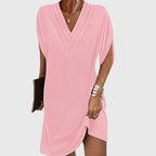 Robe noire fluide vue de profil avec ourlet fendu