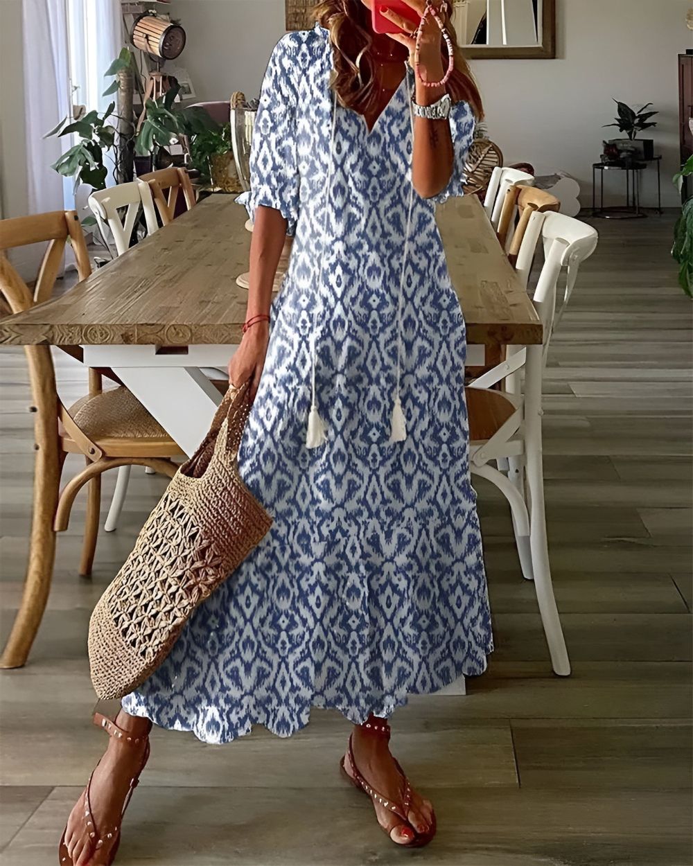 Robe maxi ikat bleu et blanc avec pompons, vue de face