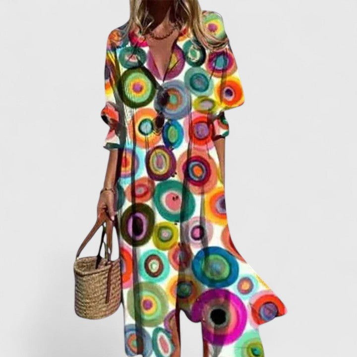 Robe chemise maxi portée de trois-quarts montrant la coupe
