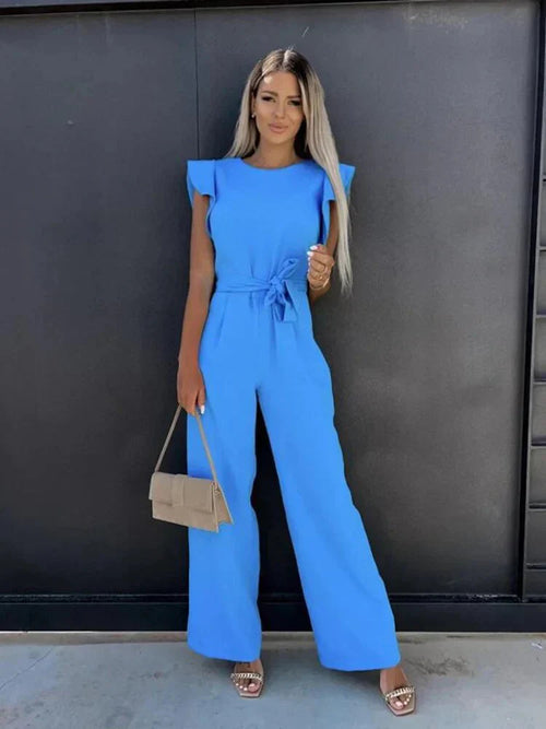 Femme portant combinaison pantalon large avec manches volantées, vue de face