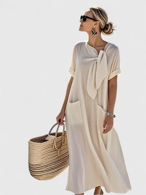 Détail du col noué élégant de la robe maxi