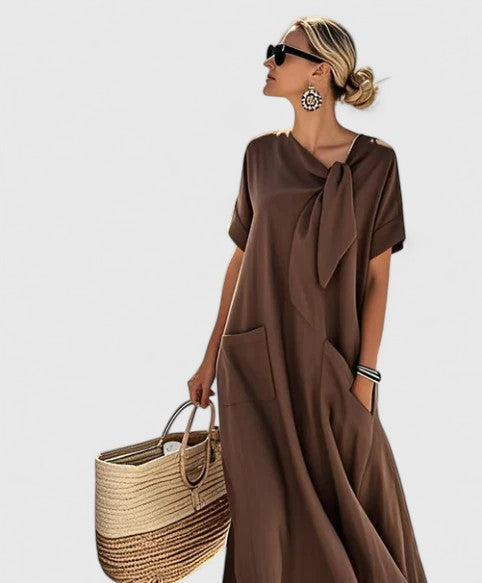 Femme portant une robe maxi marron fluide avec col noué