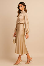 Robe midi satin détail coutures et finitions